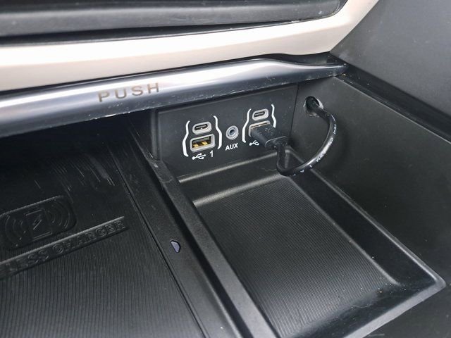 Used 2022 Chrysler Pacifica Limited FWD image 19