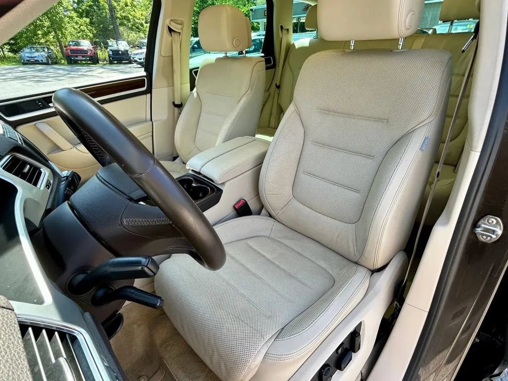 Used 2016 Volkswagen Touareg TDI AWD/4WD image 12