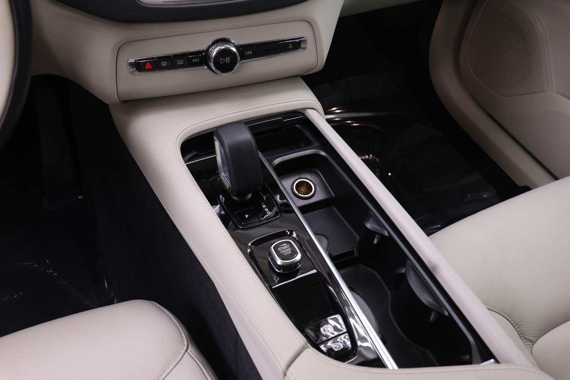 Certified 2025 Volvo XC90 B5 Core image 16