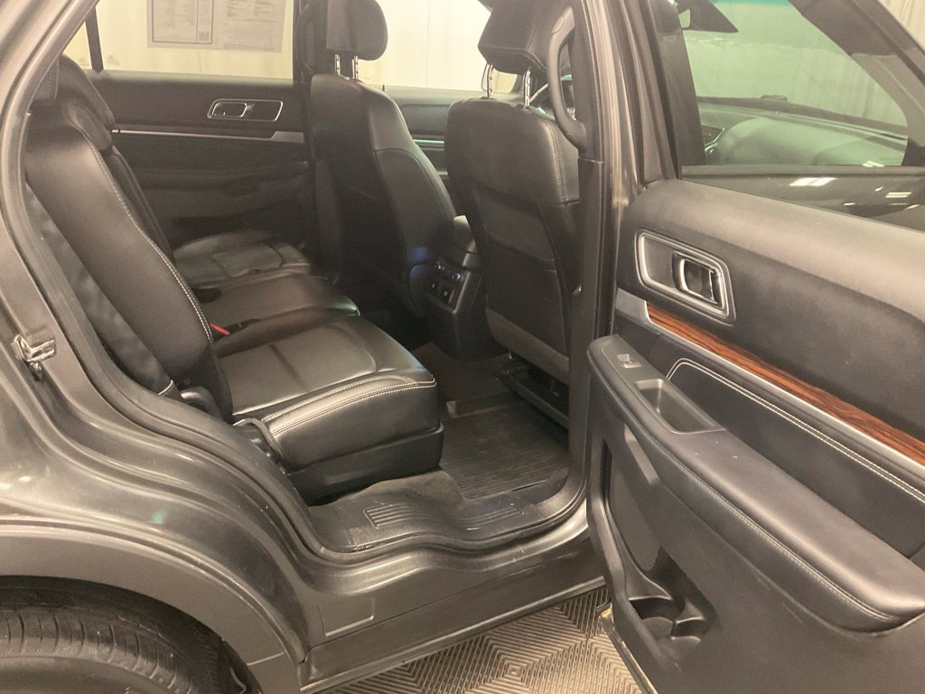 Used 2017 Ford Explorer Limited w/ Equipment Group 301A AWD/4WD image 30