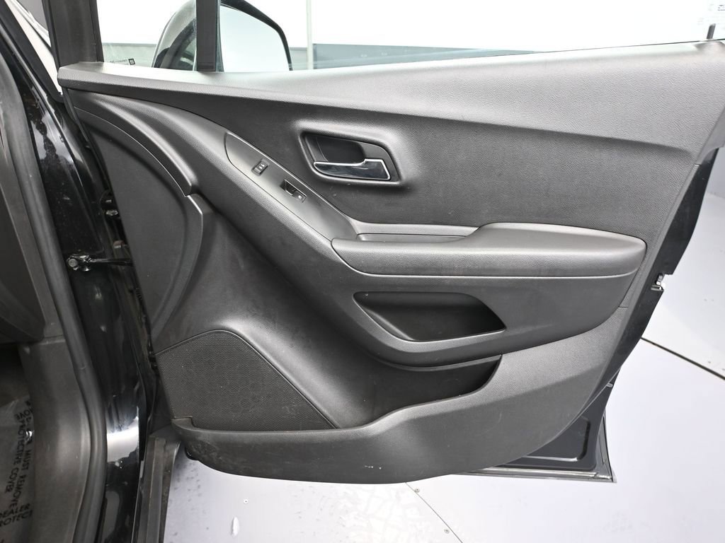 Used 2020 Chevrolet Trax LT w/ LT Convenience Package image 40