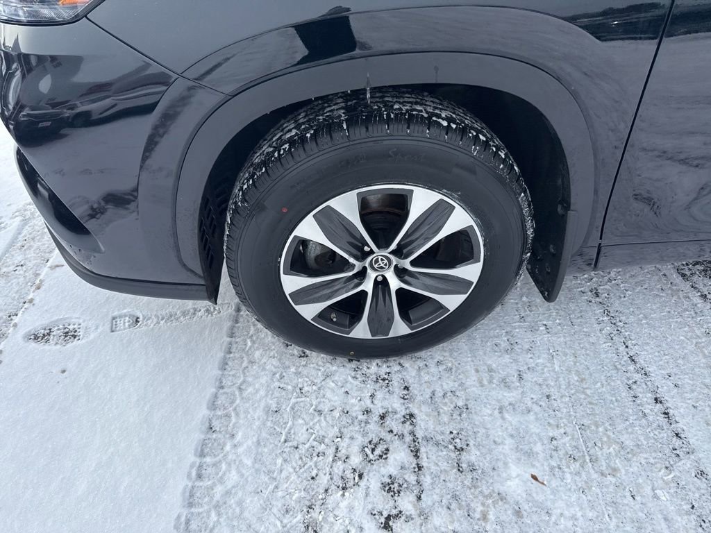 Used 2024 Toyota Highlander XLE image 9