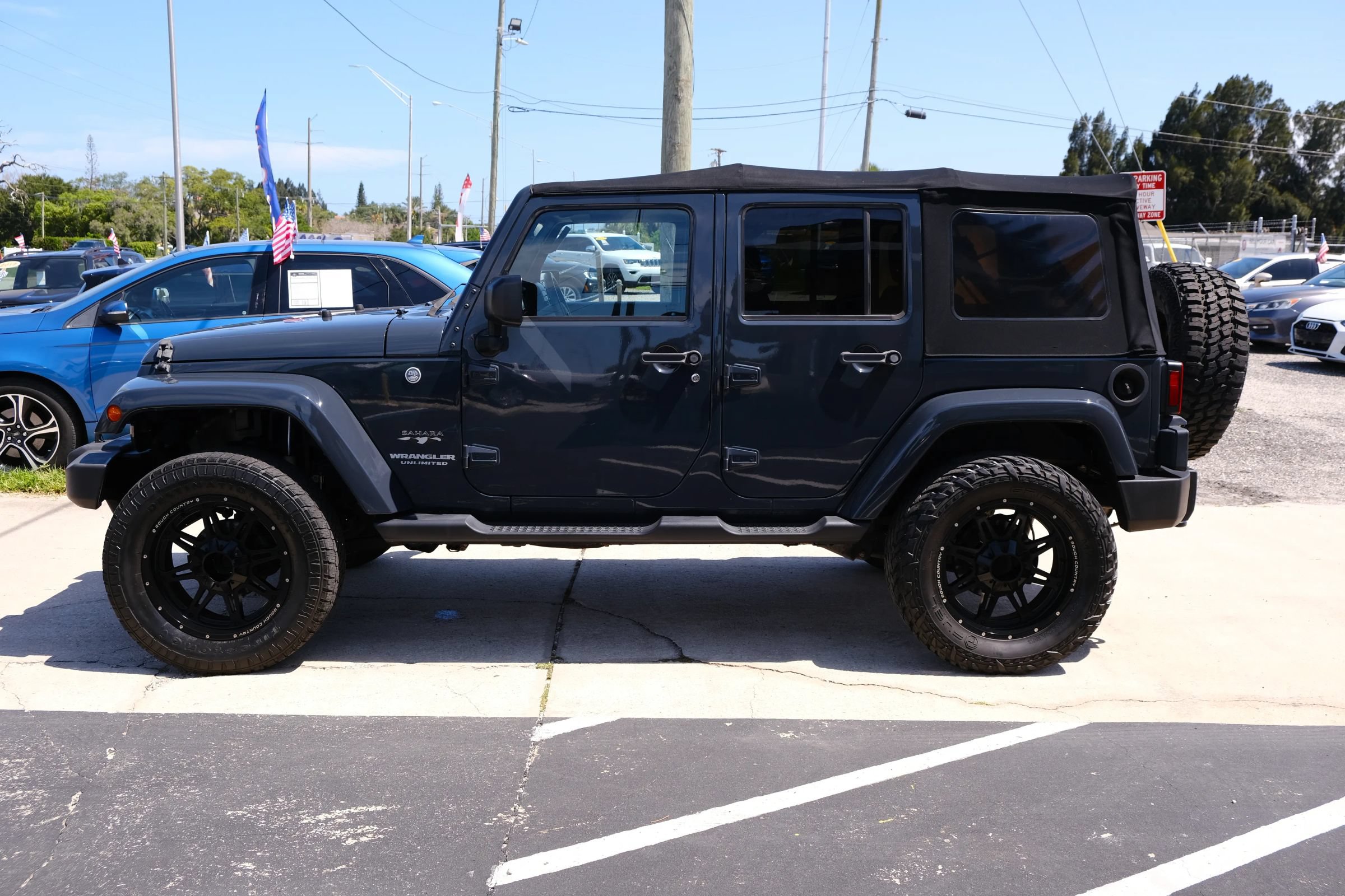 Used 2017 Jeep Wrangler Unlimited Sahara w/ Connectivity Group AWD/4WD image 8