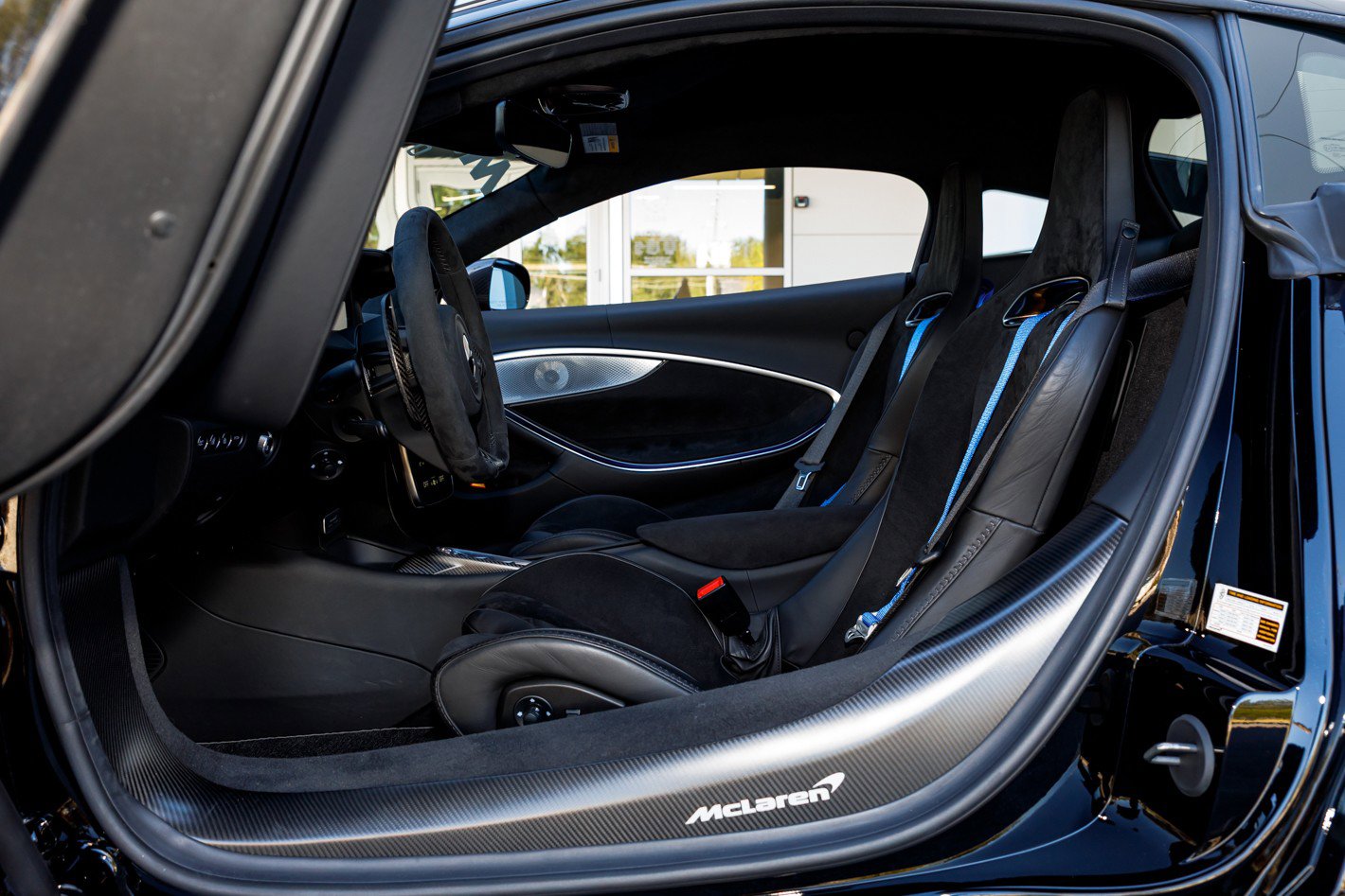 Used 2023 McLaren Artura image 37