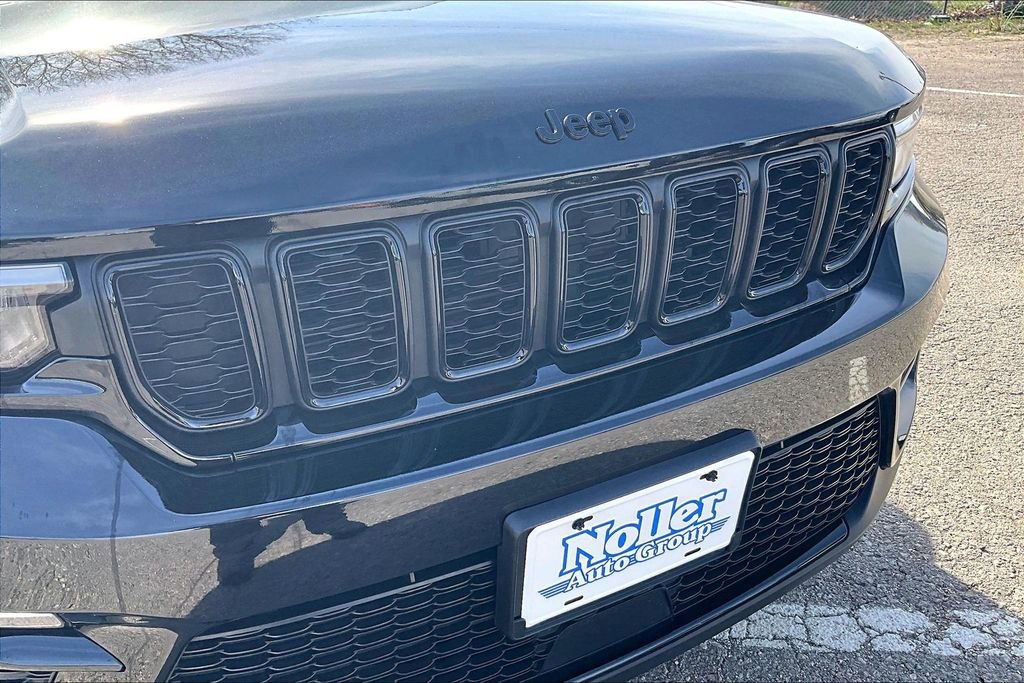 Used 2023 Jeep Grand Cherokee Limited w/ Black Appearance Package image 28