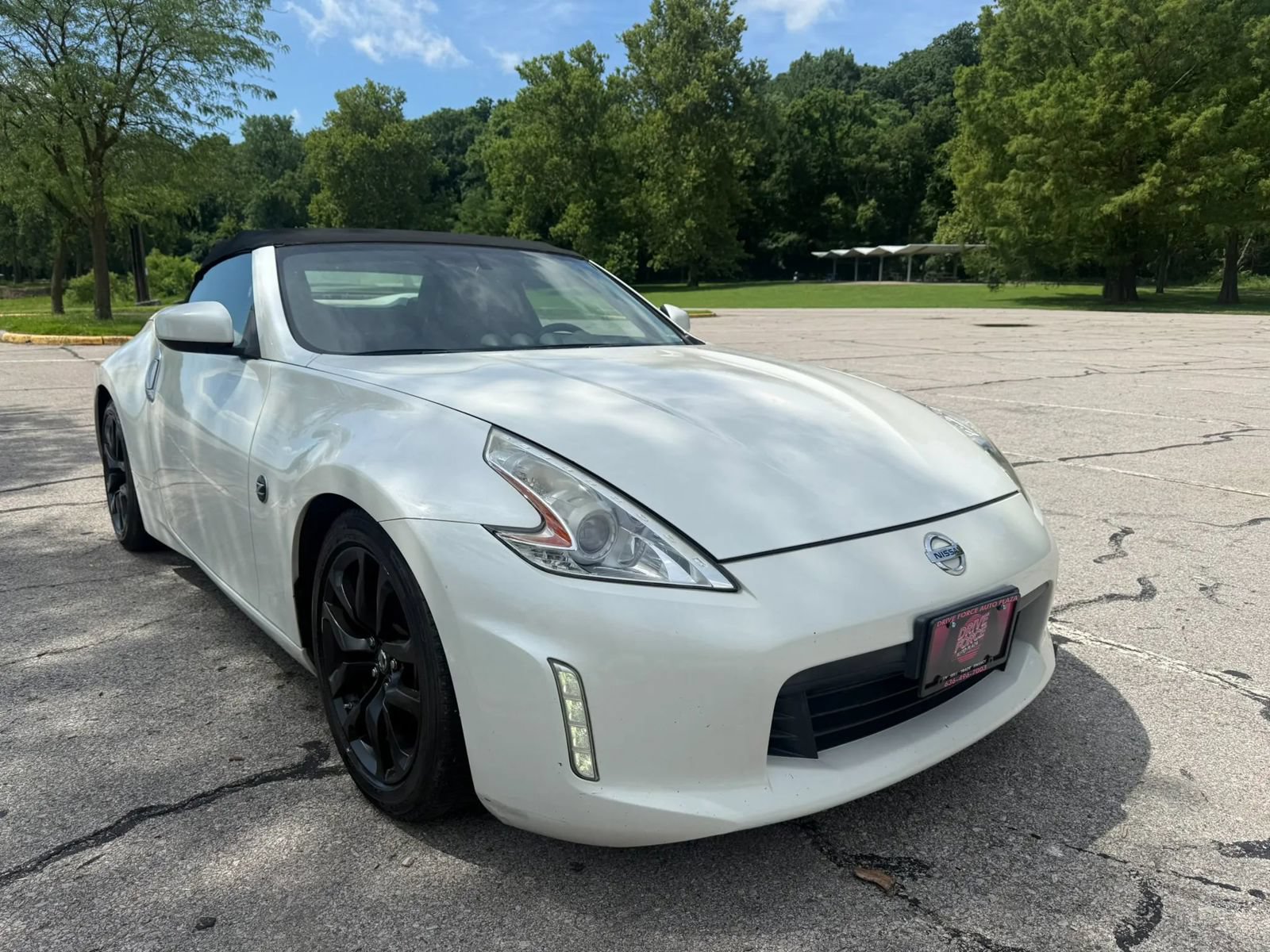 Used 2017 Nissan 370Z Touring RWD image 3