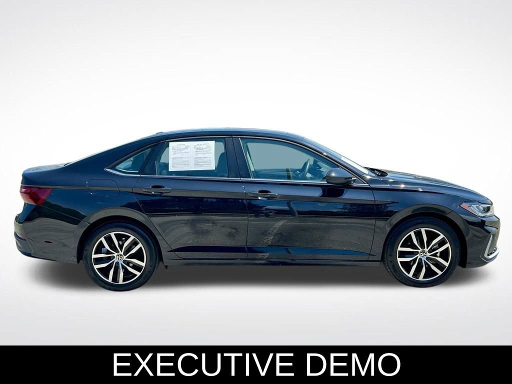 Used 2025 Volkswagen Jetta SE w/ Sunroof Package FWD image 4