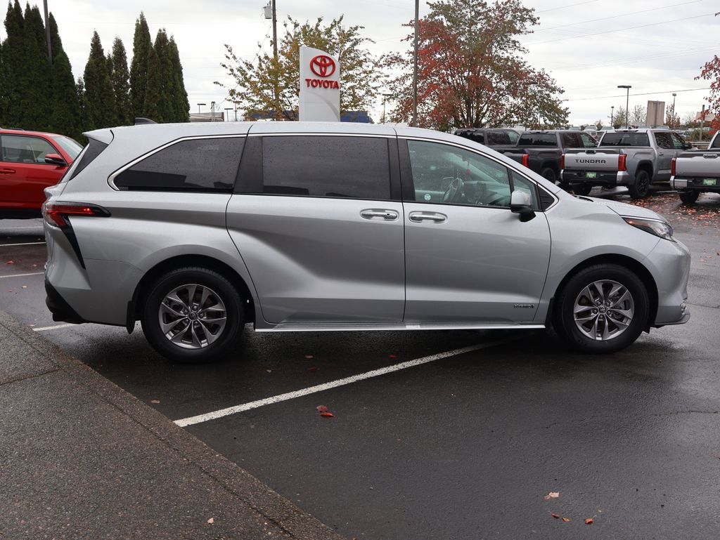 Used 2021 Toyota Sienna XLE image 9