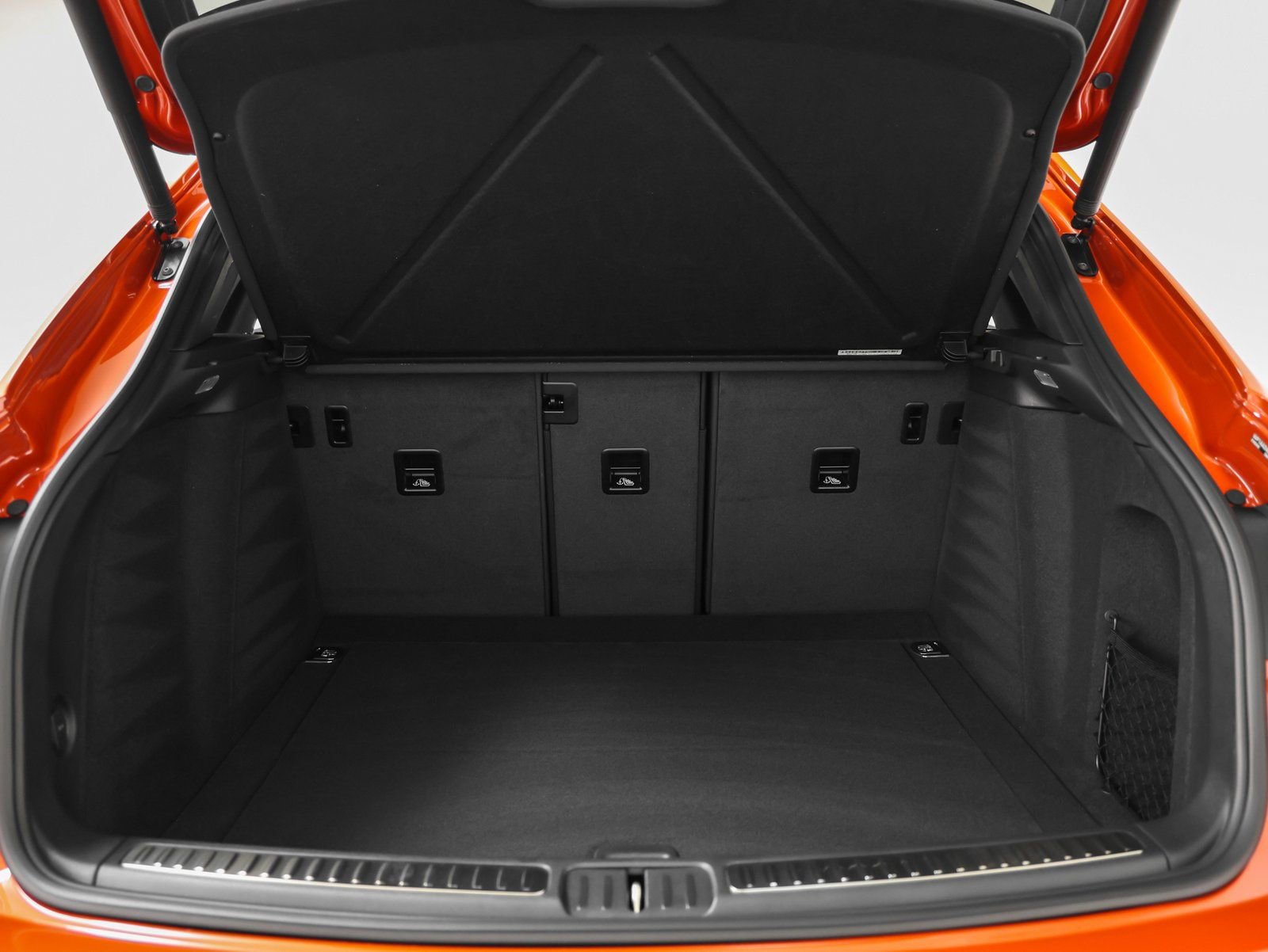 Certified 2025 Porsche Macan AWD/4WD image 13