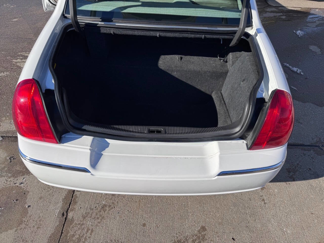 Used 2011 Lincoln Town Car Signature Limited image 14