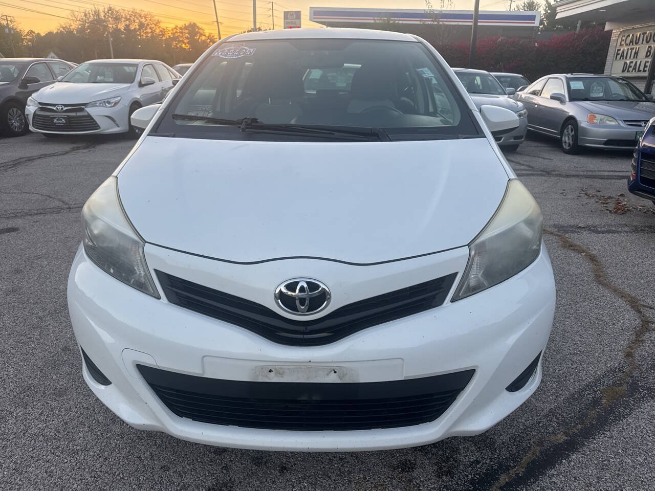 Used 2012 Toyota Yaris L FWD image 3