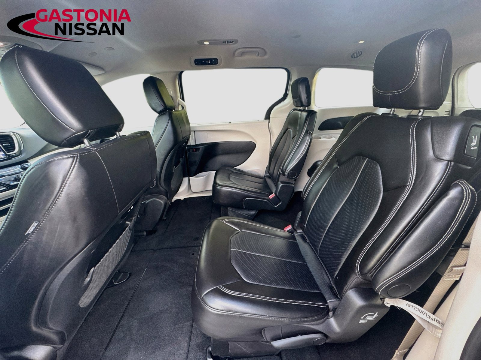 Used 2024 Chrysler Pacifica Touring-L FWD image 32