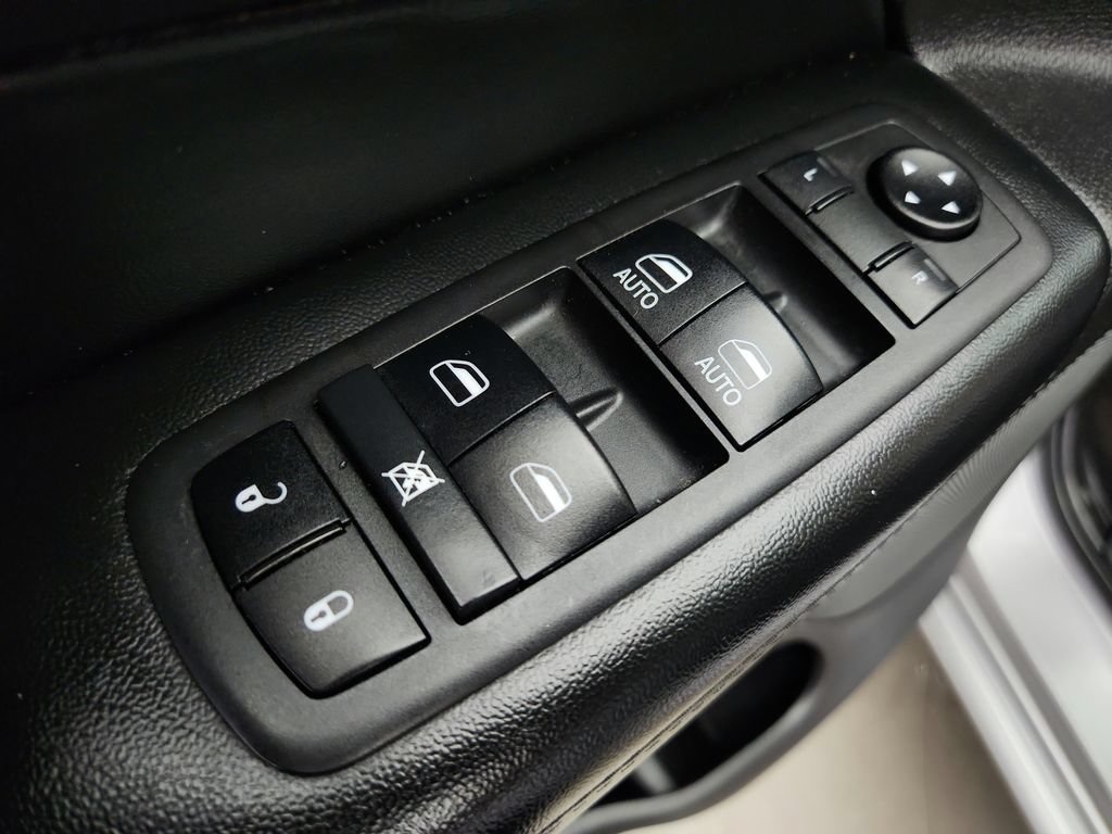 Used 2019 Jeep Grand Cherokee Laredo AWD/4WD image 24