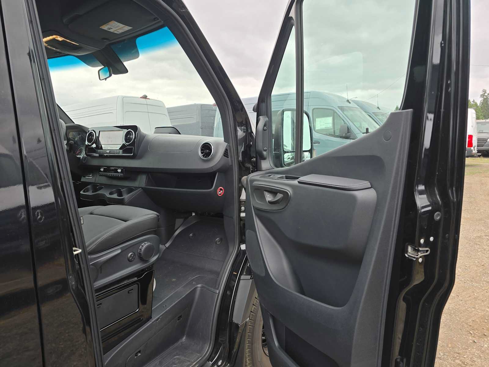 Used 2025 Mercedes-Benz Sprinter 2500 image 10