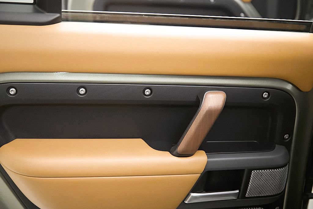 Used 2024 Land Rover Defender 130 X-Dynamic SE image 30