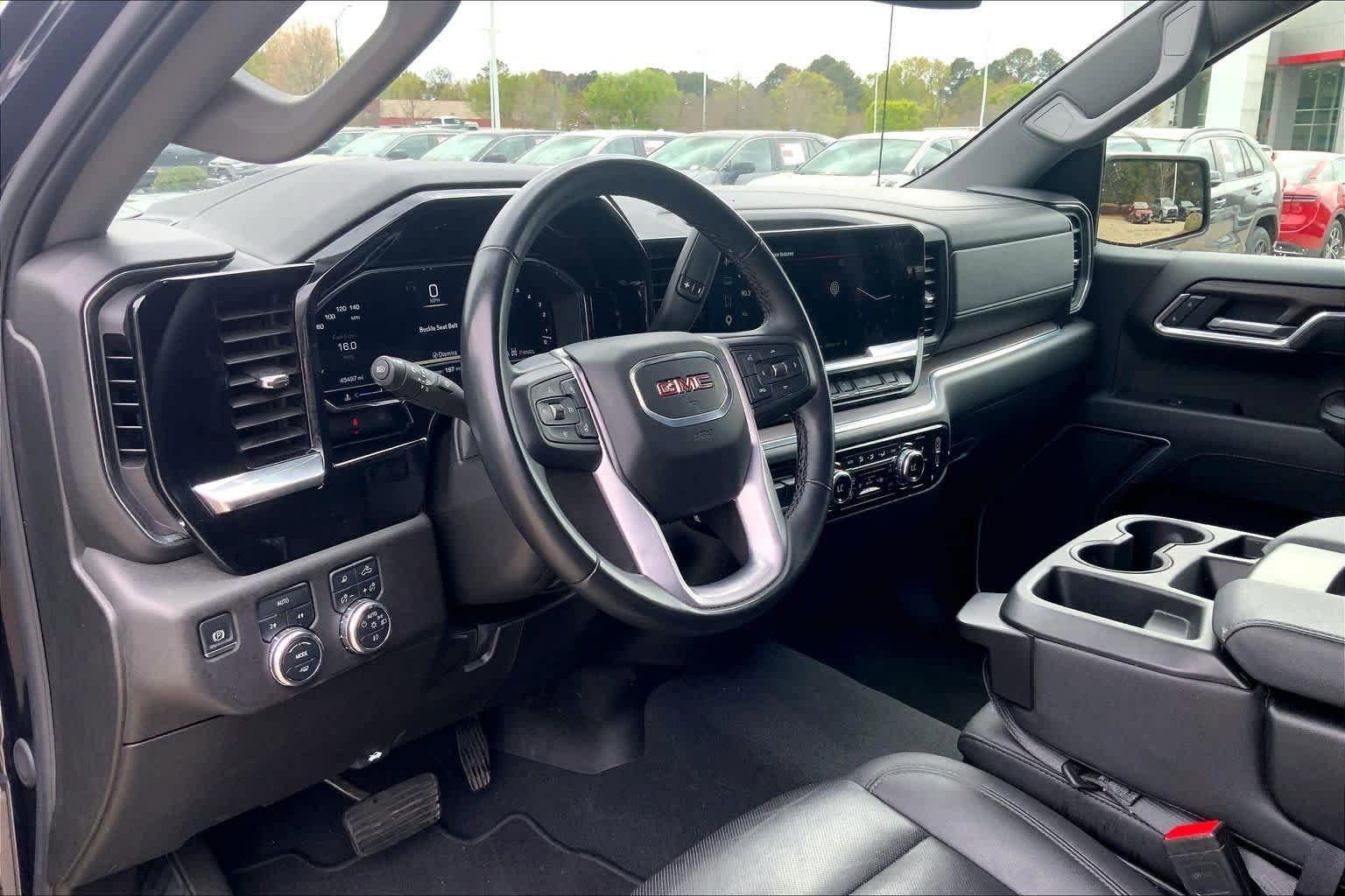 Used 2025 GMC Sierra 1500 SLT AWD/4WD image 17