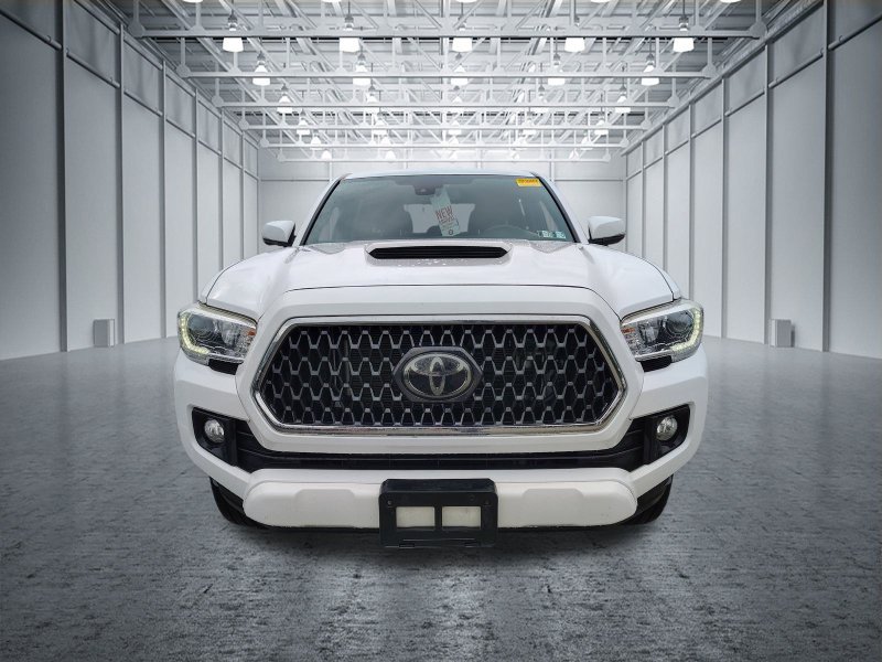 Used 2018 Toyota Tacoma TRD Sport AWD/4WD image 2