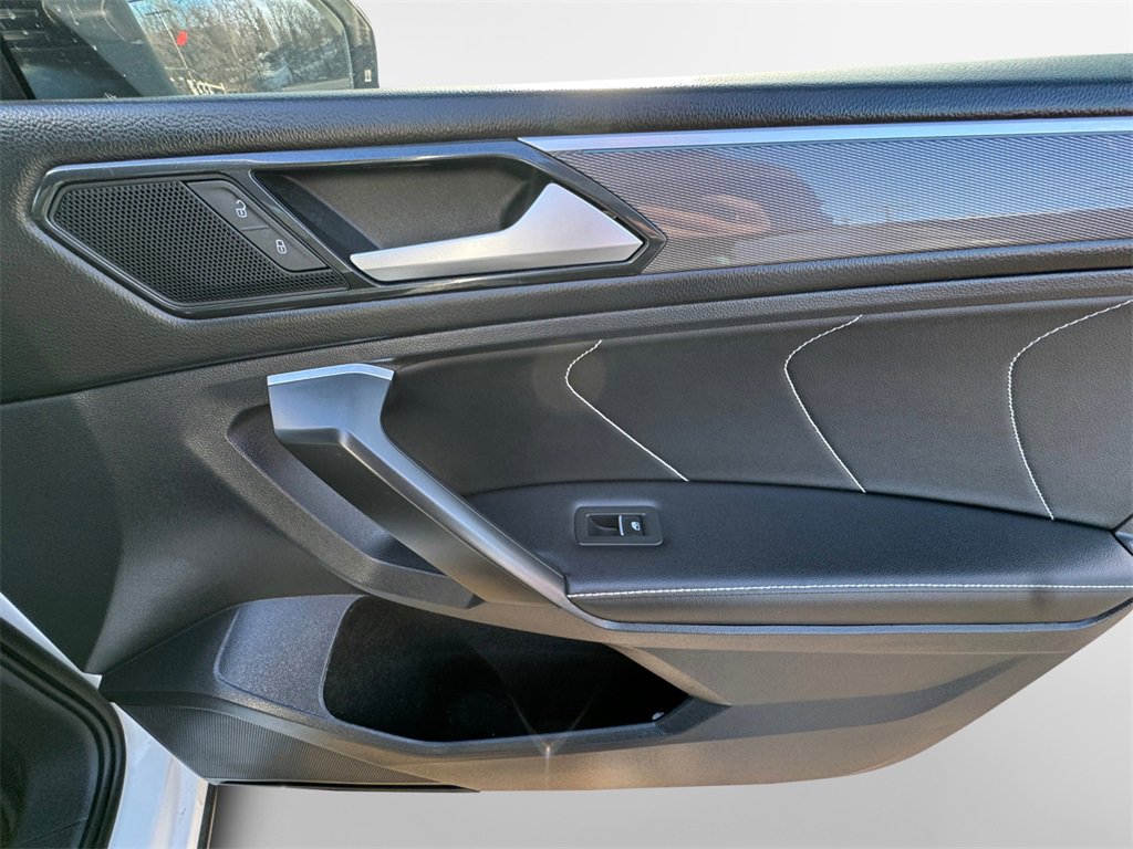 Used 2024 Volkswagen Tiguan SE R-Line image 33