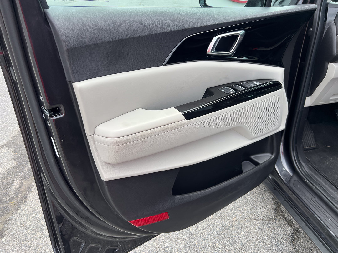 Used 2024 Kia Carnival EX FWD image 17