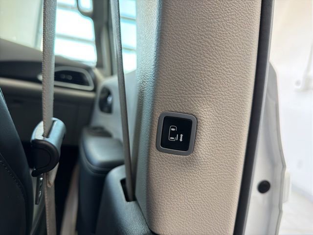 Used 2024 Chrysler Pacifica Touring-L FWD image 13