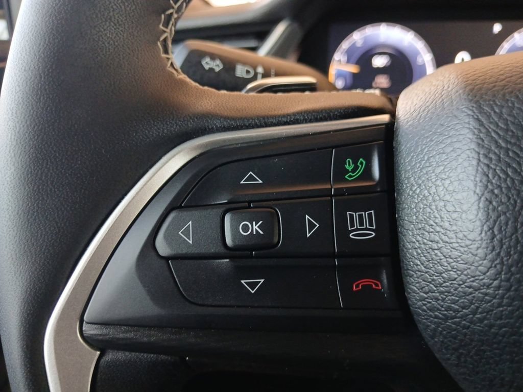Used 2025 Jeep Grand Cherokee Altitude AWD/4WD image 32