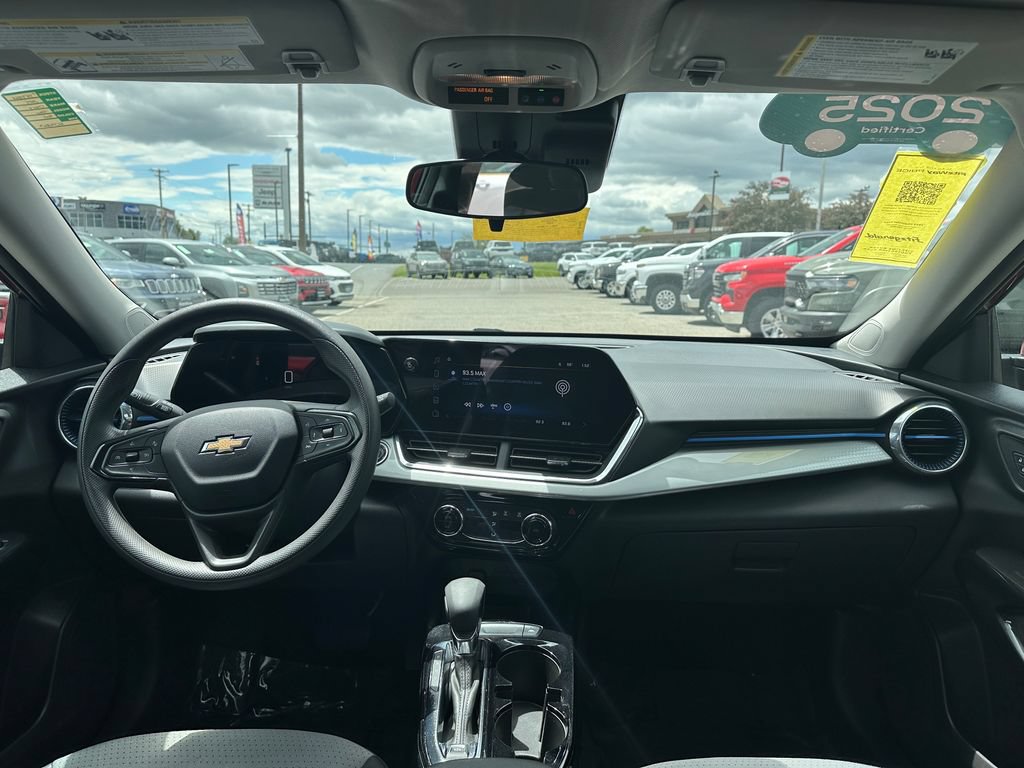 Certified 2025 Chevrolet Trax LT FWD image 12