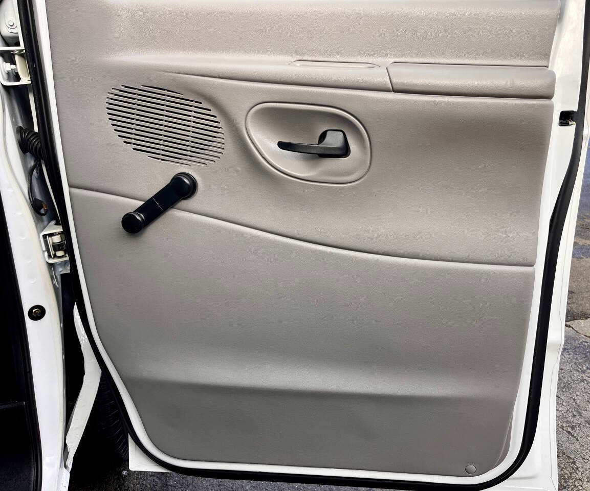 Used 1999 Ford E-150 and Econoline 150 Wagon image 18