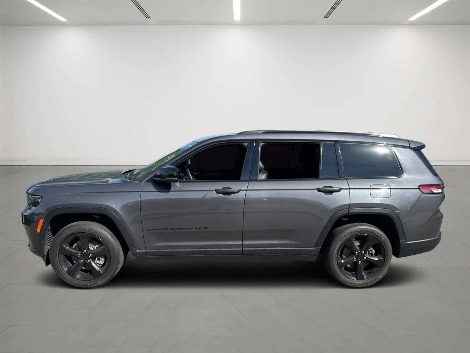 Used 2023 Jeep Grand Cherokee L Laredo AWD/4WD image 3