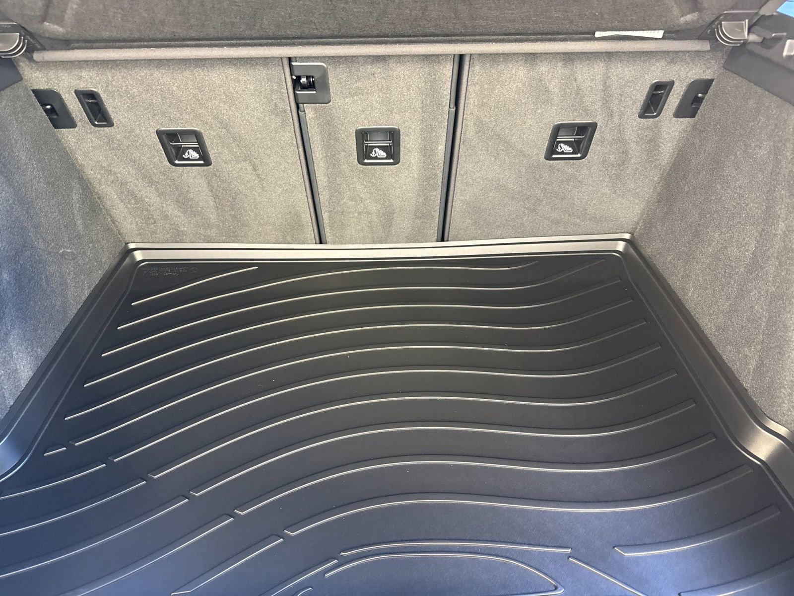 Certified 2025 Porsche Macan image 12