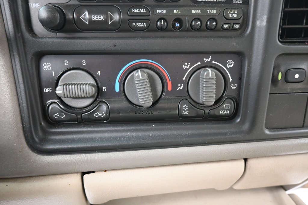 Used 2000 Chevrolet Suburban LT w/ LT Preferred Equipment Group AWD/4WD image 34
