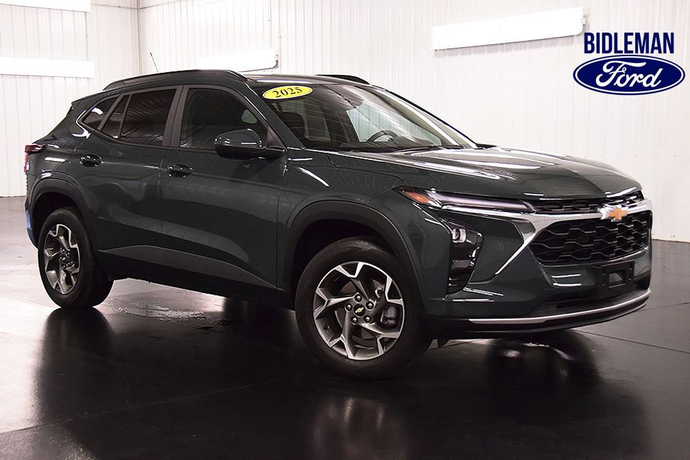 Used 2025 Chevrolet Trax LT w/ Driver Confidence Package FWD image 1