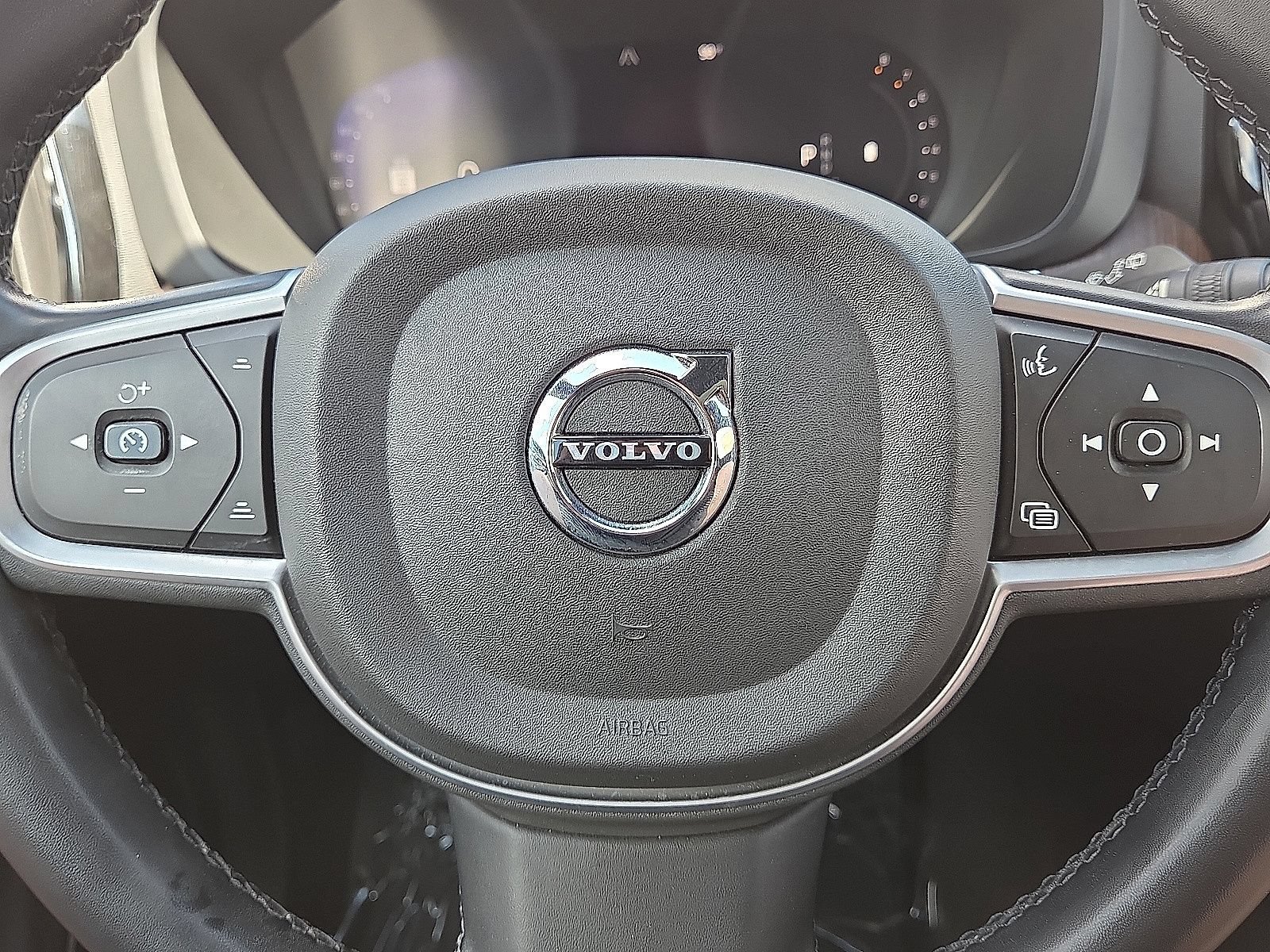 Used 2022 Volvo XC60 B5 Momentum AWD/4WD image 31