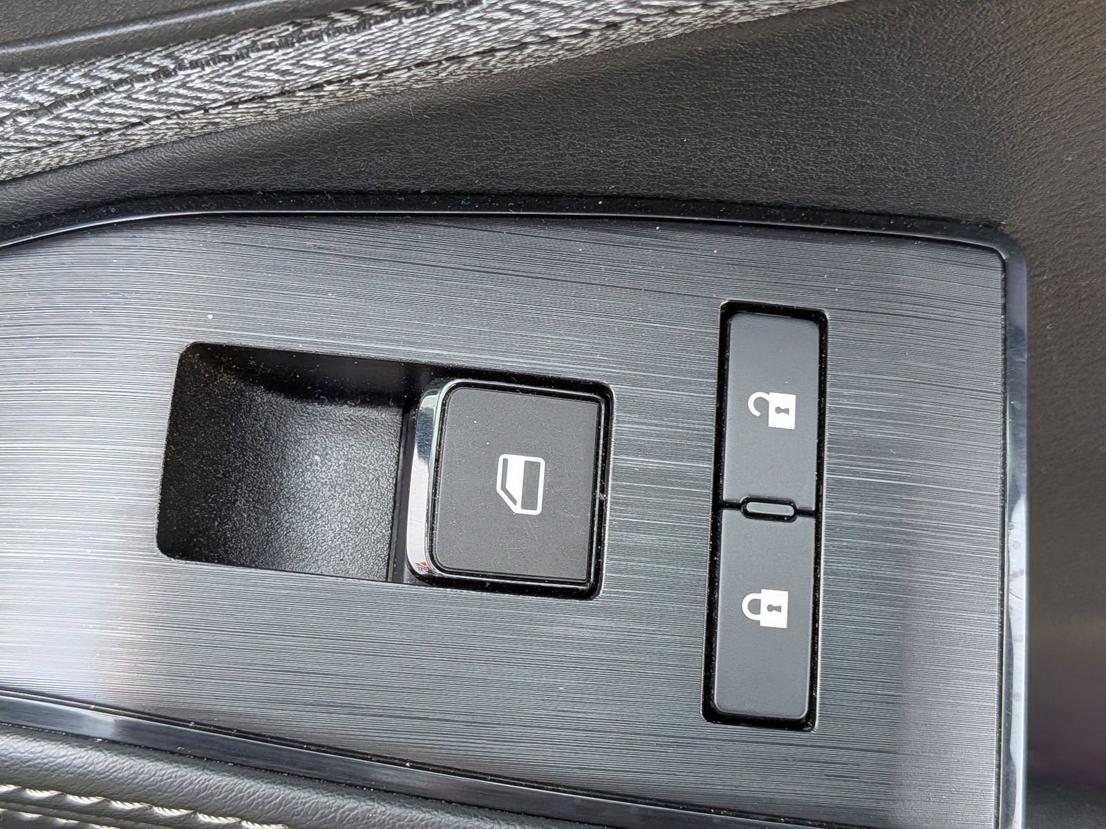 Used 2023 Nissan Rogue SV image 35