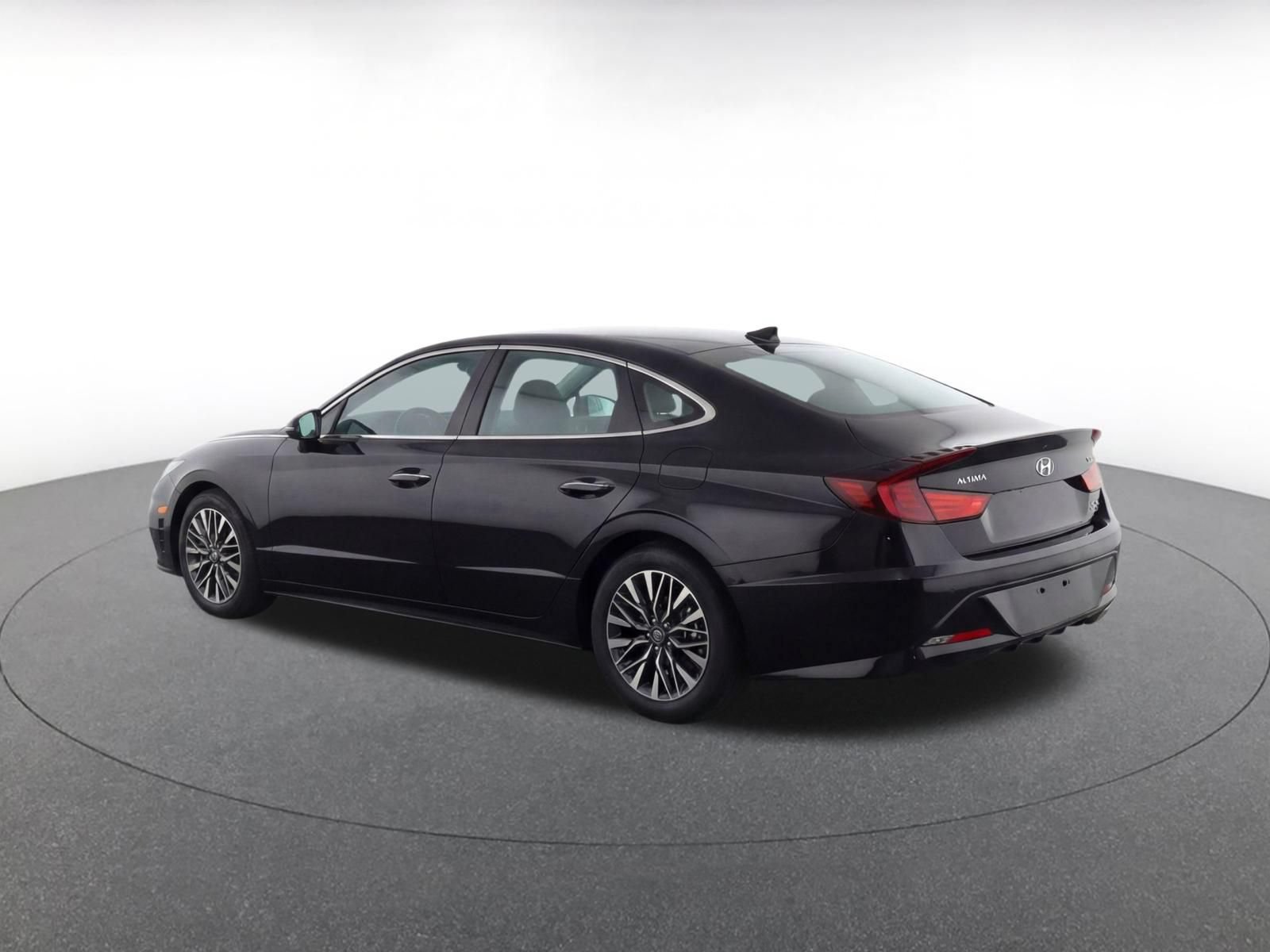Used 2024 Nissan Altima 2.5 SV FWD image 7
