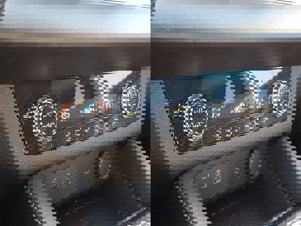 Used 2024 Mitsubishi Outlander SE image 16