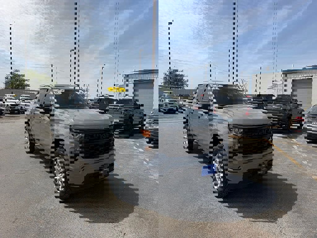 Used 2024 Chevrolet Silverado 1500 Custom image 3