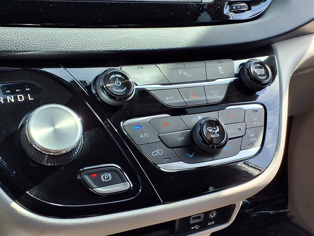 Used 2020 Chrysler Pacifica Touring-L image 19