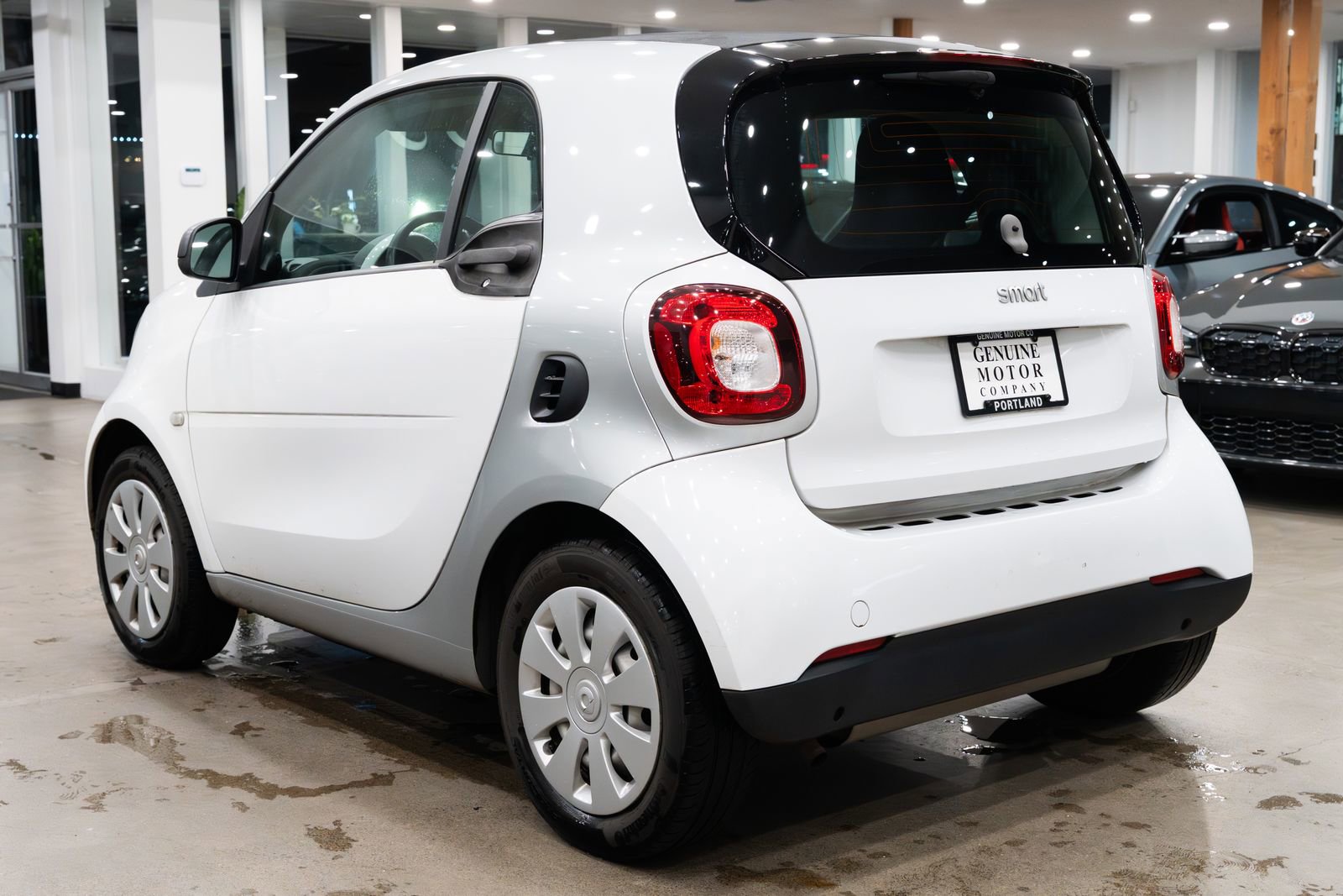Used 2017 smart fortwo pure image 4