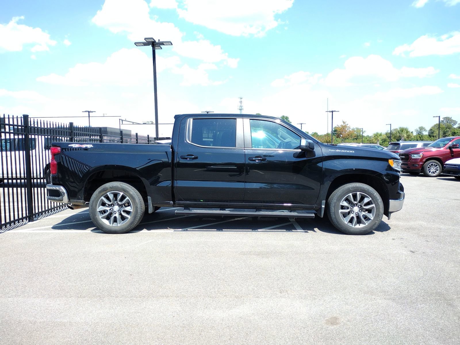 Used 2023 Chevrolet Silverado 1500 LT AWD/4WD image 4