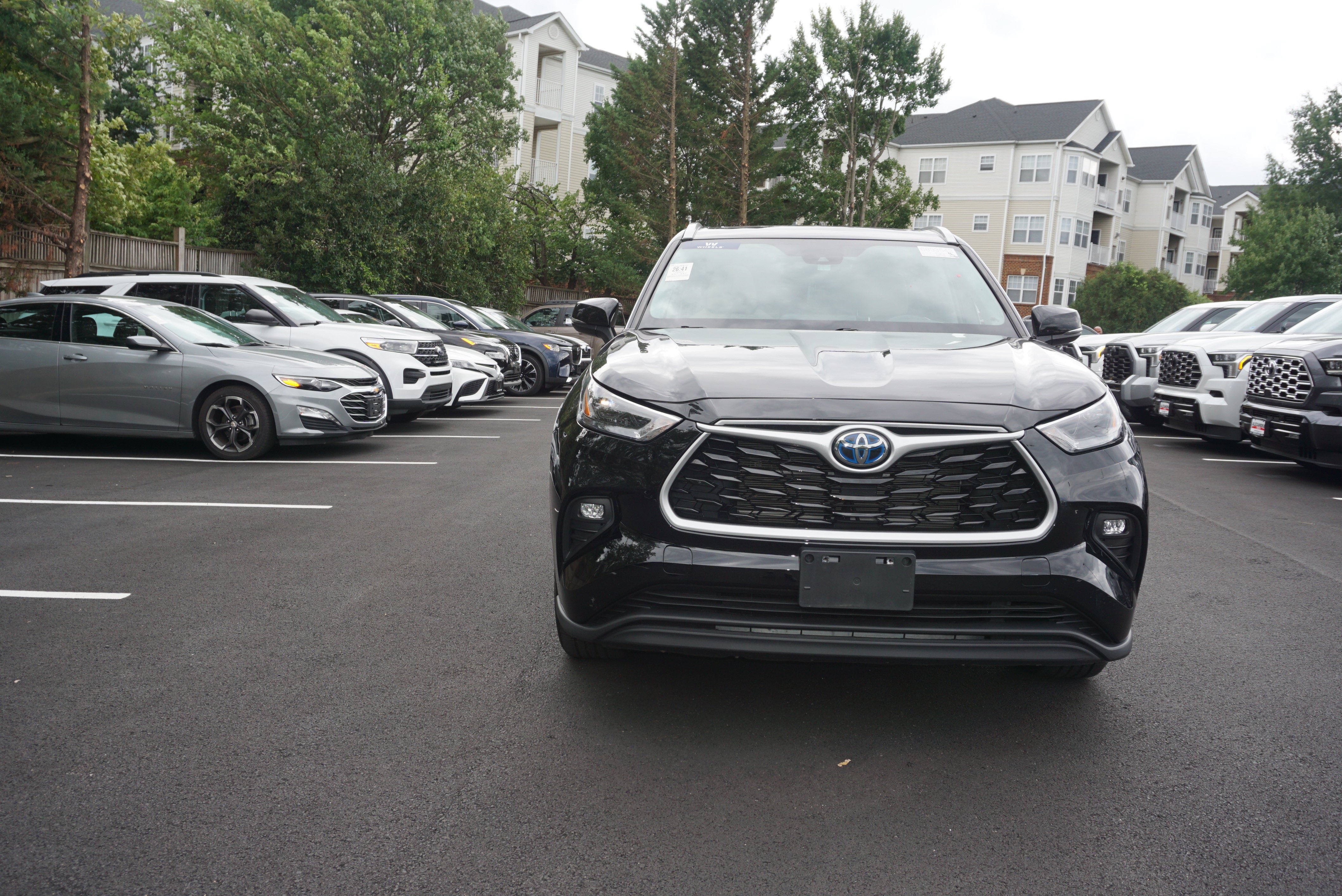 Used 2022 Toyota Highlander XLE AWD/4WD image 2