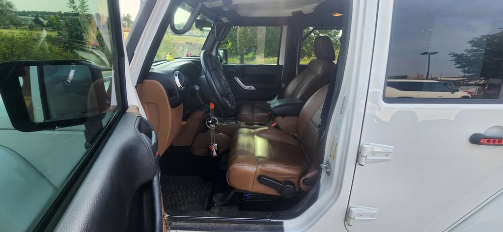 Used 2012 Jeep Wrangler Unlimited Sahara w/ Connectivity Group AWD/4WD image 3