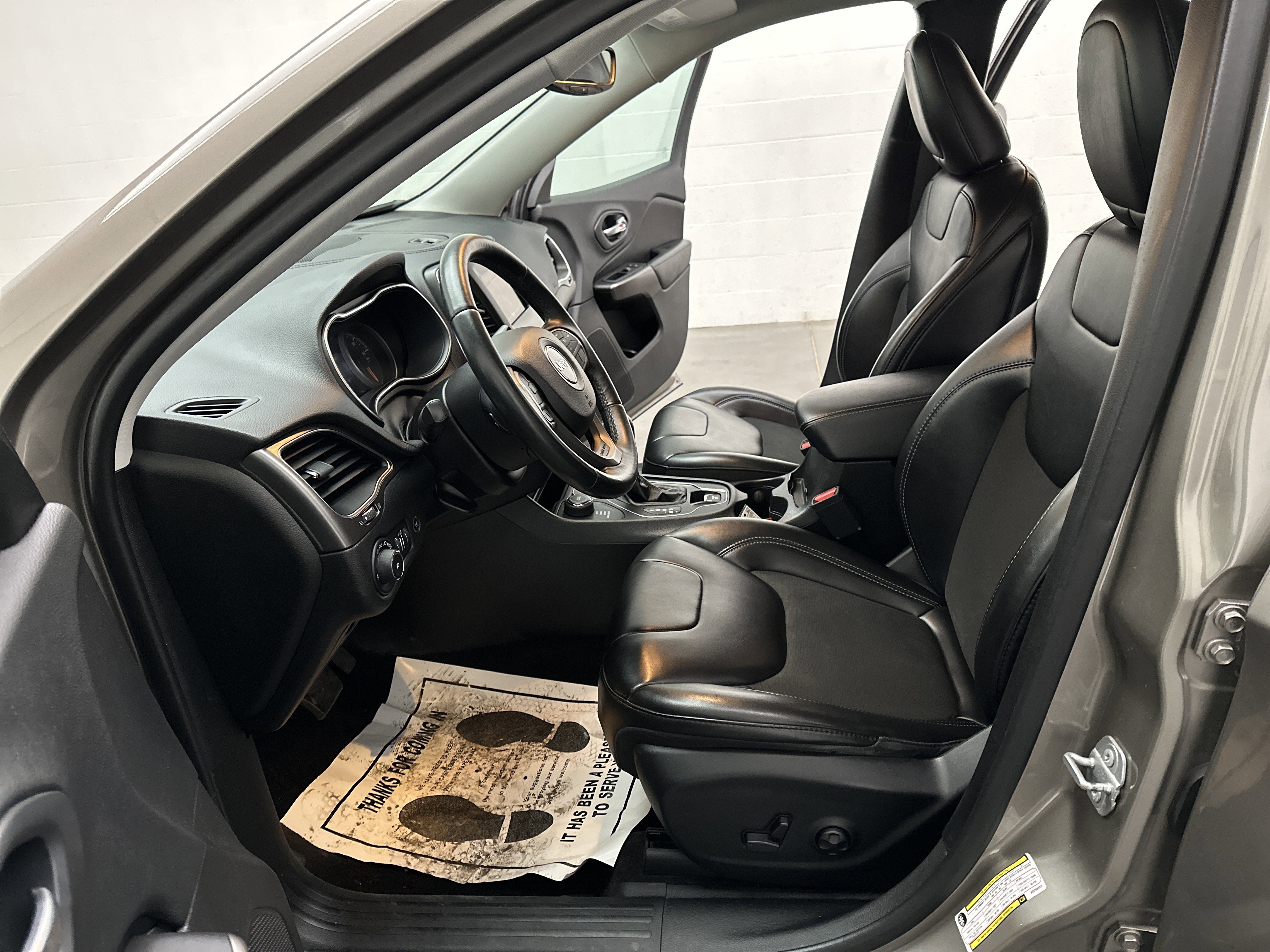 Used 2019 Jeep Cherokee Latitude Plus w/ Comfort/Convenience Group image 16