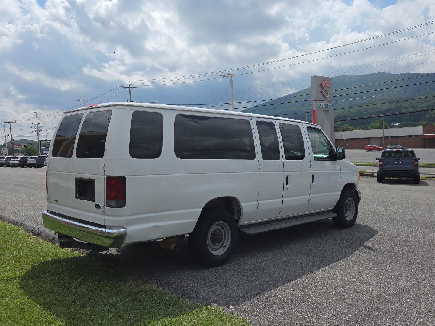 Used 2007 Ford E-350 and Econoline 350 XLT RWD image 3