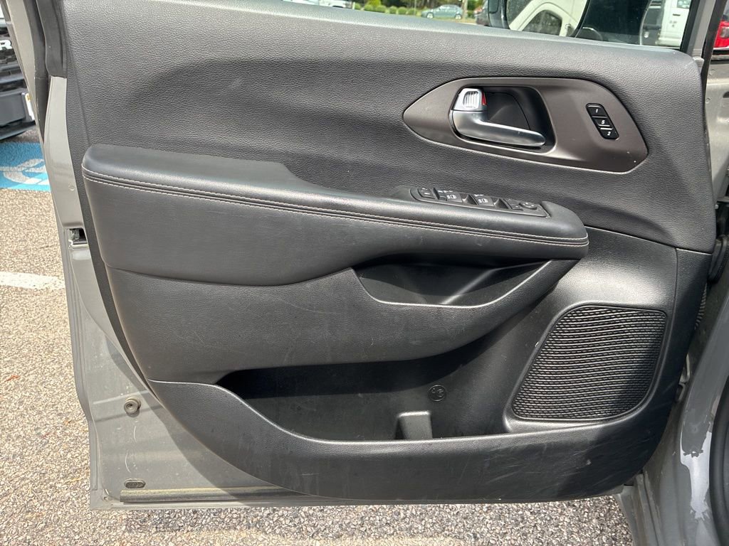 Used 2025 Chrysler Pacifica Select image 12