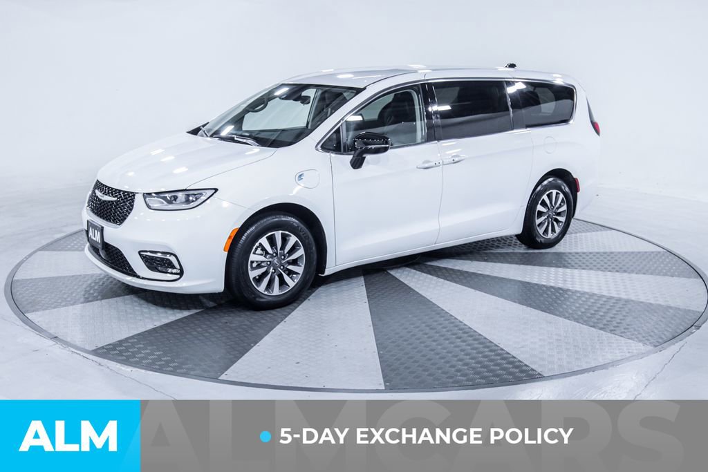 Used 2024 Chrysler Pacifica Select image 3