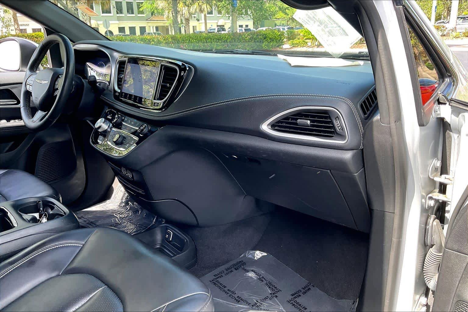 Used 2023 Chrysler Pacifica Touring-L w/ S Appearance Package FWD image 17