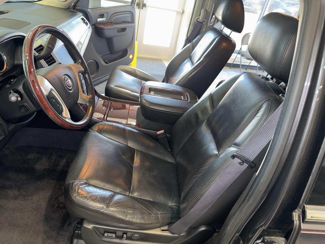 Used 2011 Cadillac Escalade Luxury image 24