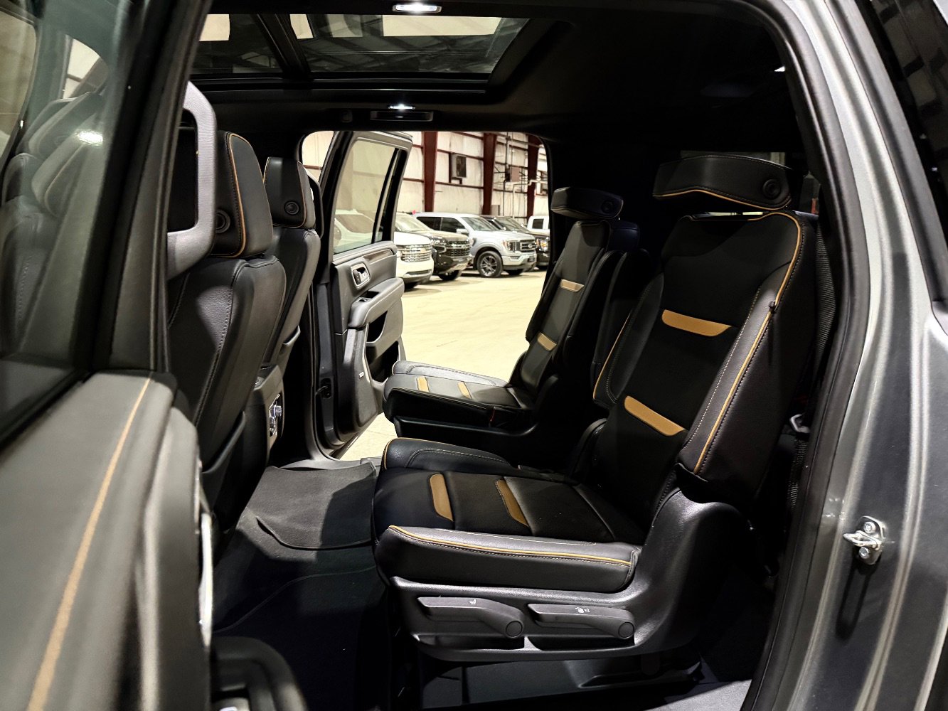 Used 2023 GMC Yukon XL AT4 w/ AT4 Premium Package AWD/4WD image 18