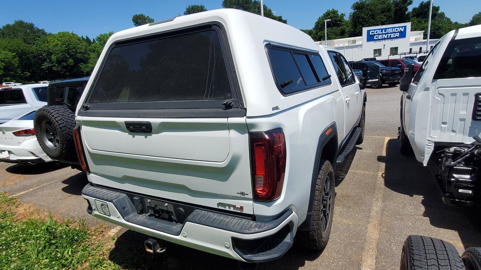 Used 2021 GMC Sierra 2500 AT4 w/ AT4 Premium Plus Package AWD/4WD image 9