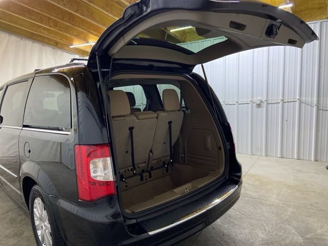 Used 2014 Chrysler Town & Country Touring FWD image 10